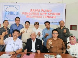 SEPAKAT: Plh Ketua DPP Apindo Sulteng, Wijaya Chandra (kedua dari kanan) bersama jajaran pengurus lainnya berpose usai rapat pleno Dewan Pimpinan di Milenium Gym Palu, Rabu, 9 Oktober 2024. (IST)