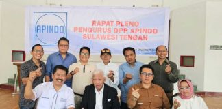 SEPAKAT: Plh Ketua DPP Apindo Sulteng, Wijaya Chandra (kedua dari kanan) bersama jajaran pengurus lainnya berpose usai rapat pleno Dewan Pimpinan di Milenium Gym Palu, Rabu, 9 Oktober 2024. (IST)