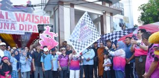 LEPAS : Wakil Gubernur Sulteng Reny Lamadjido didampingi ketua panitia Festival Waisak Karuna Dipa Palu Wijaya Chanda saat melepas peserta jalan santai, Minggu pagi (4/5/2025).