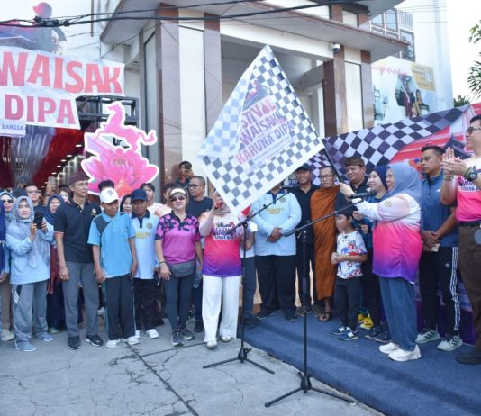 LEPAS : Wakil Gubernur Sulteng Reny Lamadjido didampingi ketua panitia Festival Waisak Karuna Dipa Palu Wijaya Chanda saat melepas peserta jalan santai, Minggu pagi (4/5/2025).