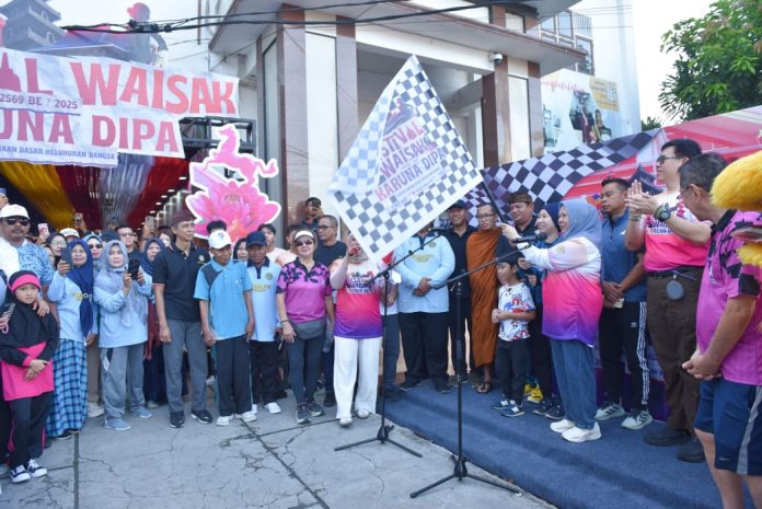 LEPAS : Wakil Gubernur Sulteng Reny Lamadjido didampingi ketua panitia Festival Waisak Karuna Dipa Palu Wijaya Chanda saat melepas peserta jalan santai, Minggu pagi (4/5/2025).